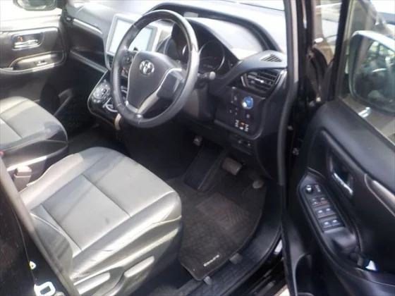 Reconditioned Toyota Esquire Hybrid 2017