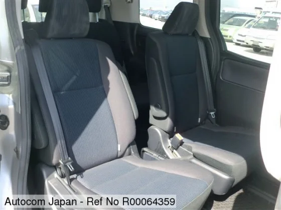 Toyota Noah  2017 14