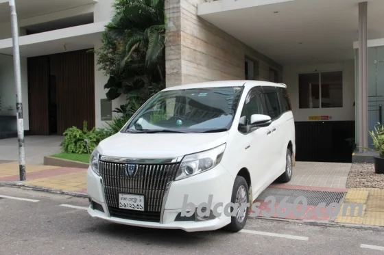 Toyota Esquire GI Hybrid 2014 1